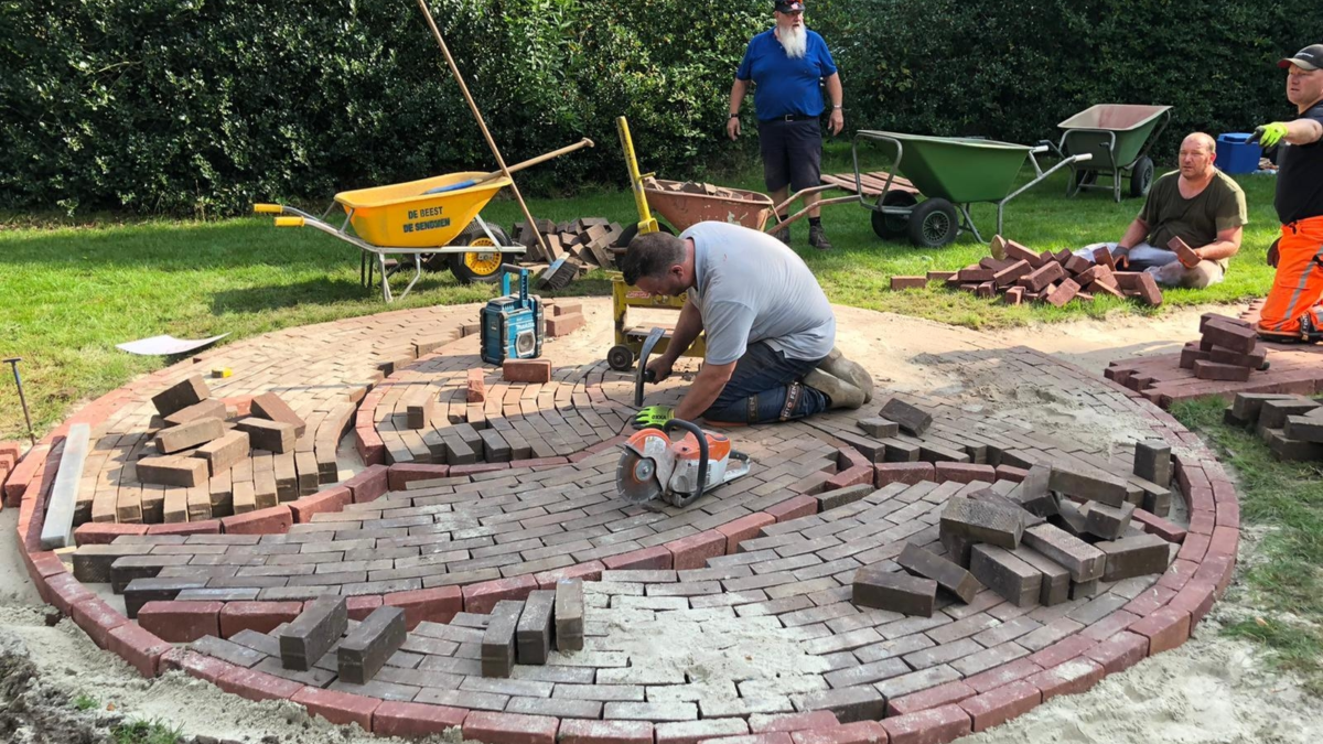 Jopie tijdens de bouw van het strooiveld 2