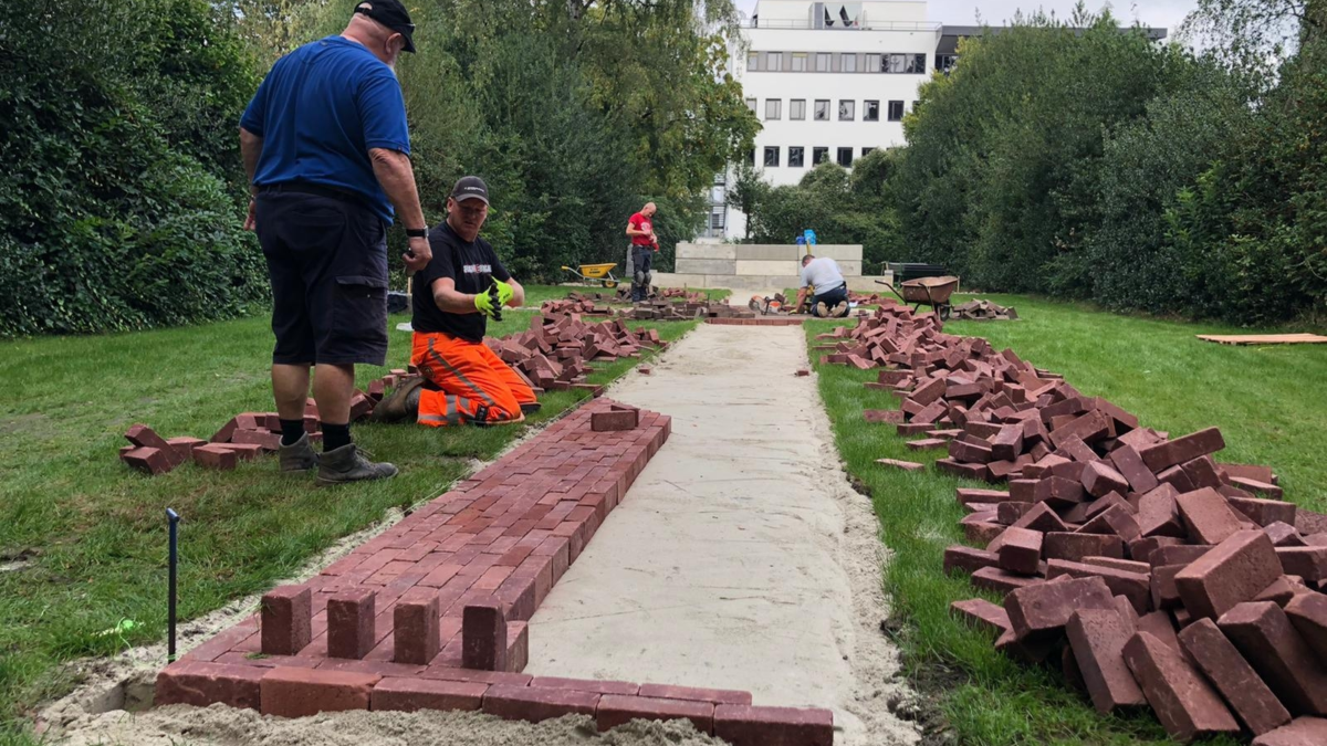 Jopie tijdens de bouw van het strooiveld 4