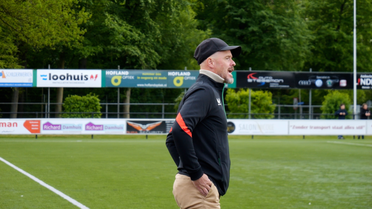 Erik ten hag coachende in Denekamp