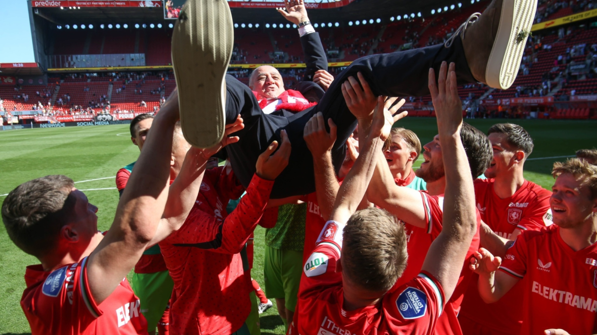Jacob Malki tijdens afscheid met FC Twente spelers Bas Everhard