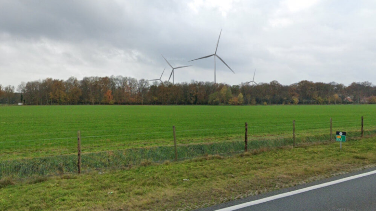 Pure Energie impressie windturbines Rijksweg 35 ter hoogte van het zonnepark Schukkinkweg