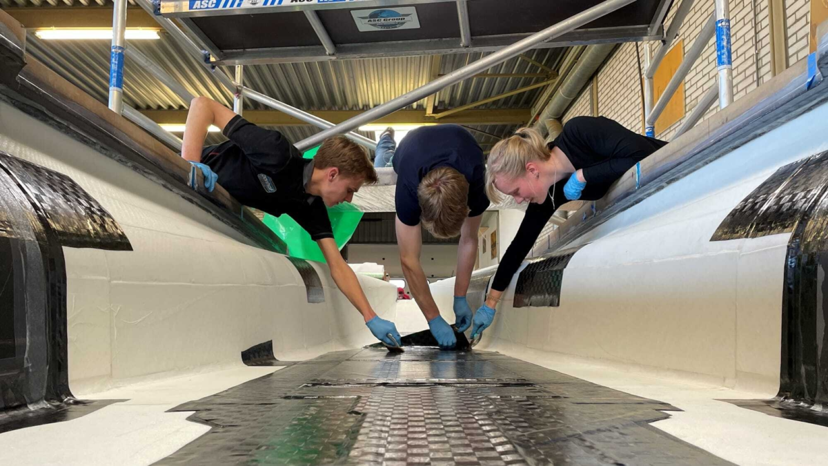 Auto in aanbouw Solar Team Twente 1