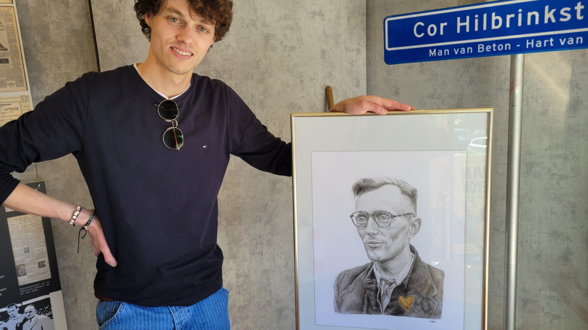 Guus Nijhuis met portret Cor Hilbrink