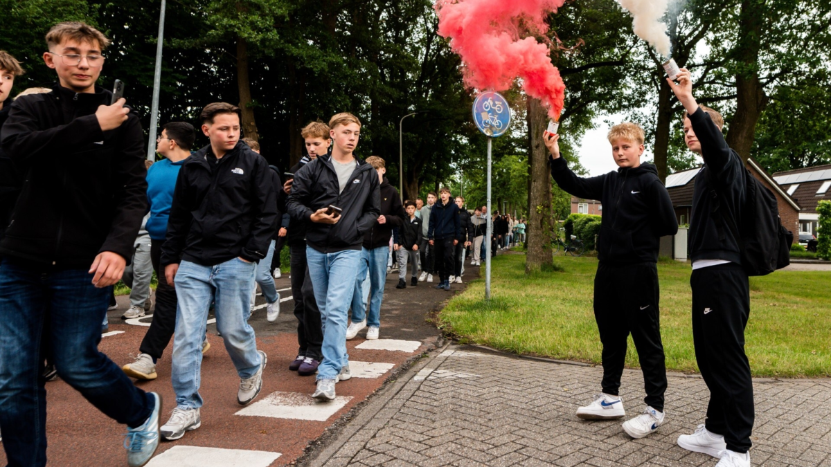 Oscar en Jayden begeleiden als initiatiefnemers de stille tocht voor AJ