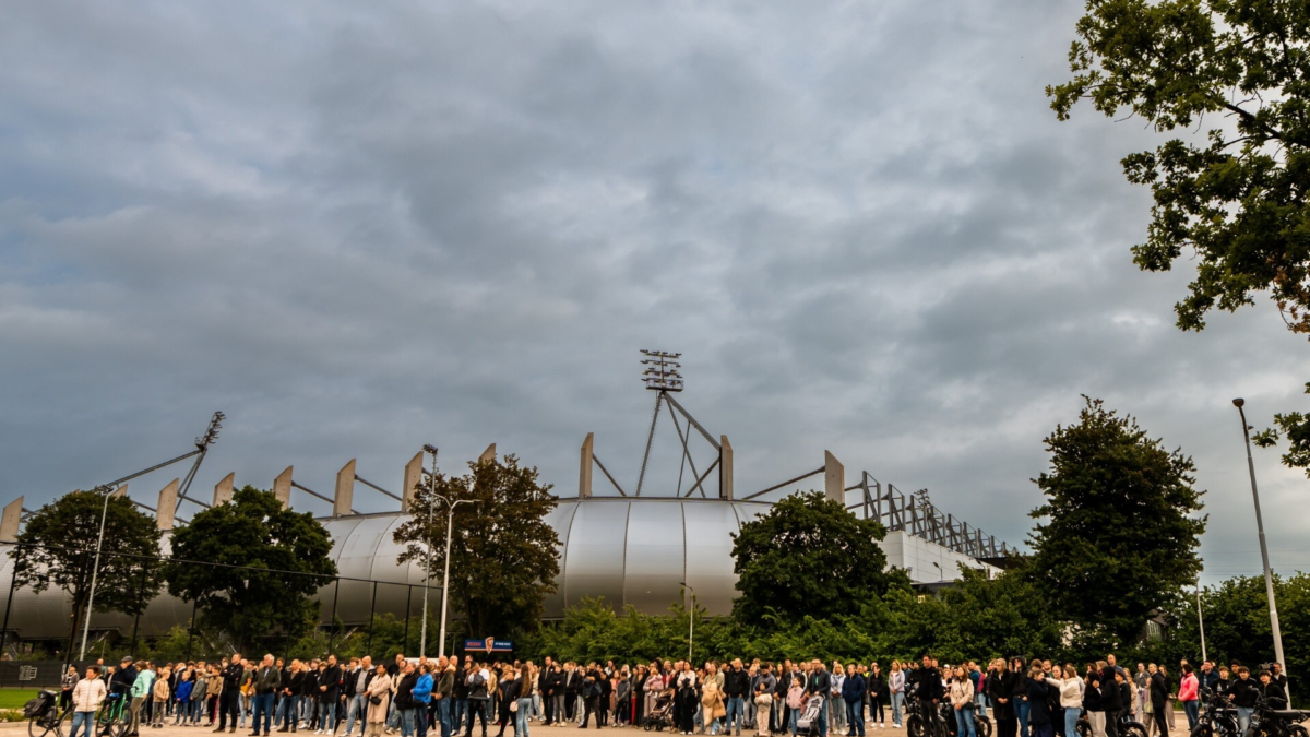 Aankomst stille tocht bij ON met Asito stadion op achtergrond