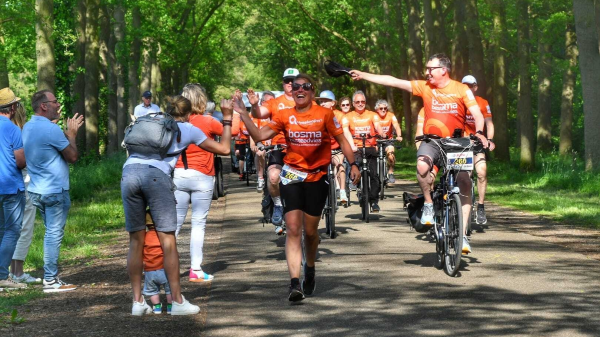 Almeloopers passeren Gravenallee archief