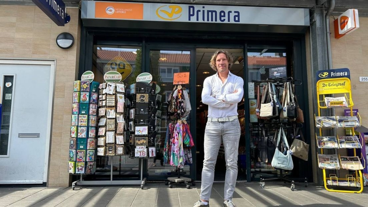Roy ten Vergert voor zijn winkel aan de van Heekstraat in Enschede