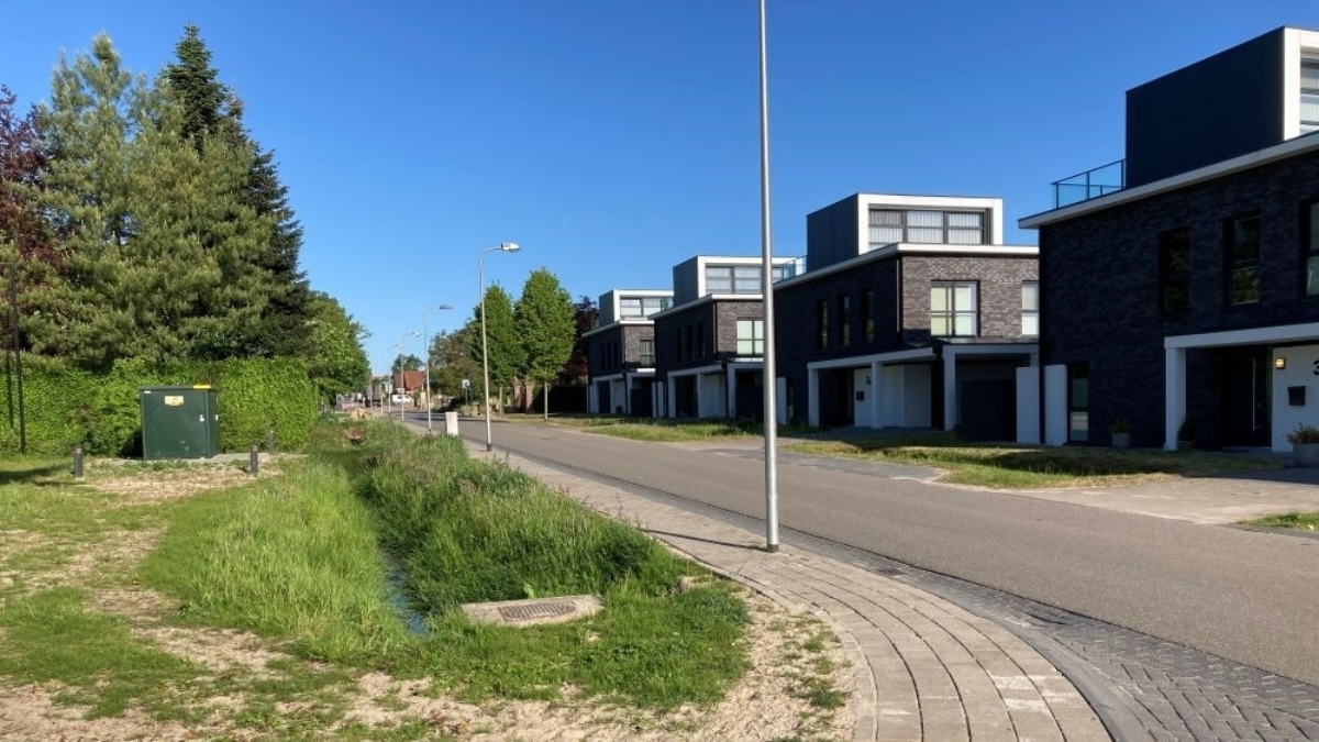 Luttermolenveld beek en woningen 1