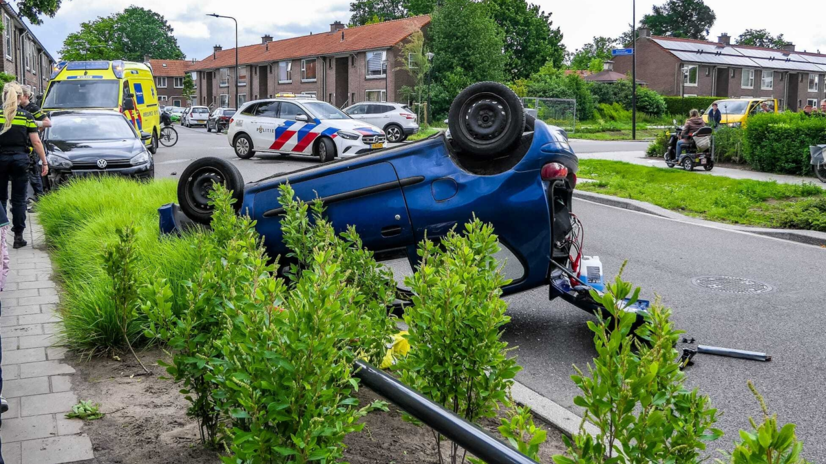 Ongeluk Wethouder Nijhuisstraat Enschede auto op de kop News United Dennis Bakker 06062025
