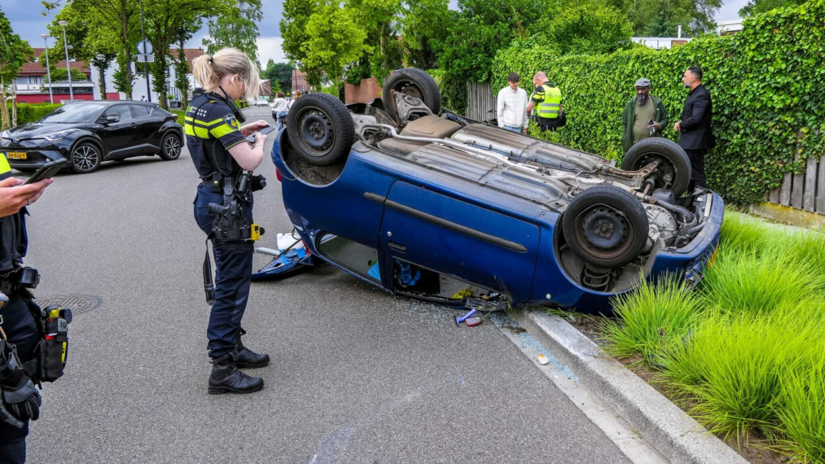Ongeluk Wethouder Nijhuisstraat in Enschede auto op kop News United Dennis Bakker 06062025