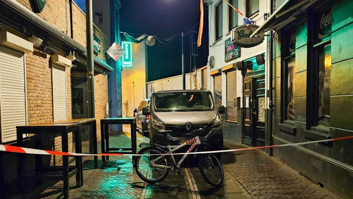 20231211 Politie inval coffeeeshop Enschede Stadsgravenstraat Black Se