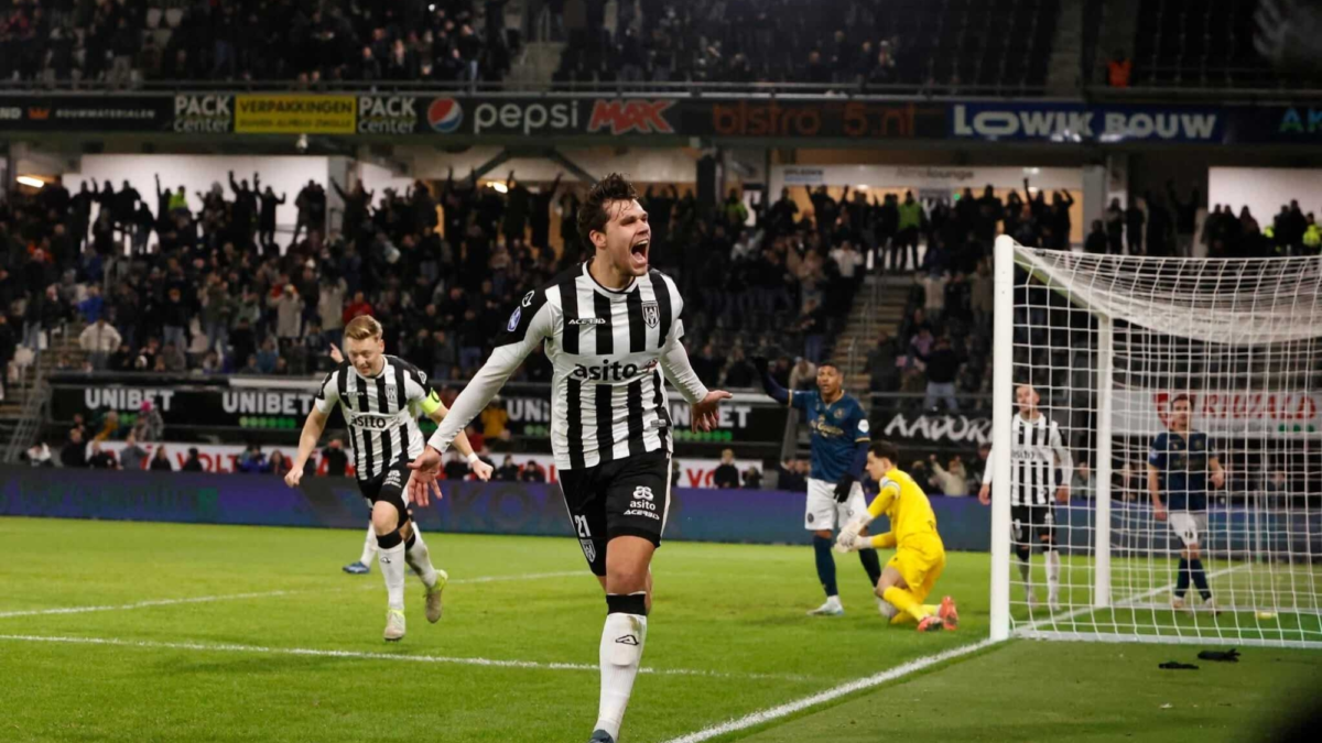 Justin Hoogma scoort voor Heracles Almelo