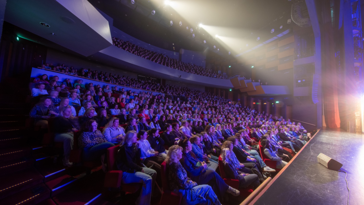 250623 Volle theaterzaal Schouwburg Hengelo