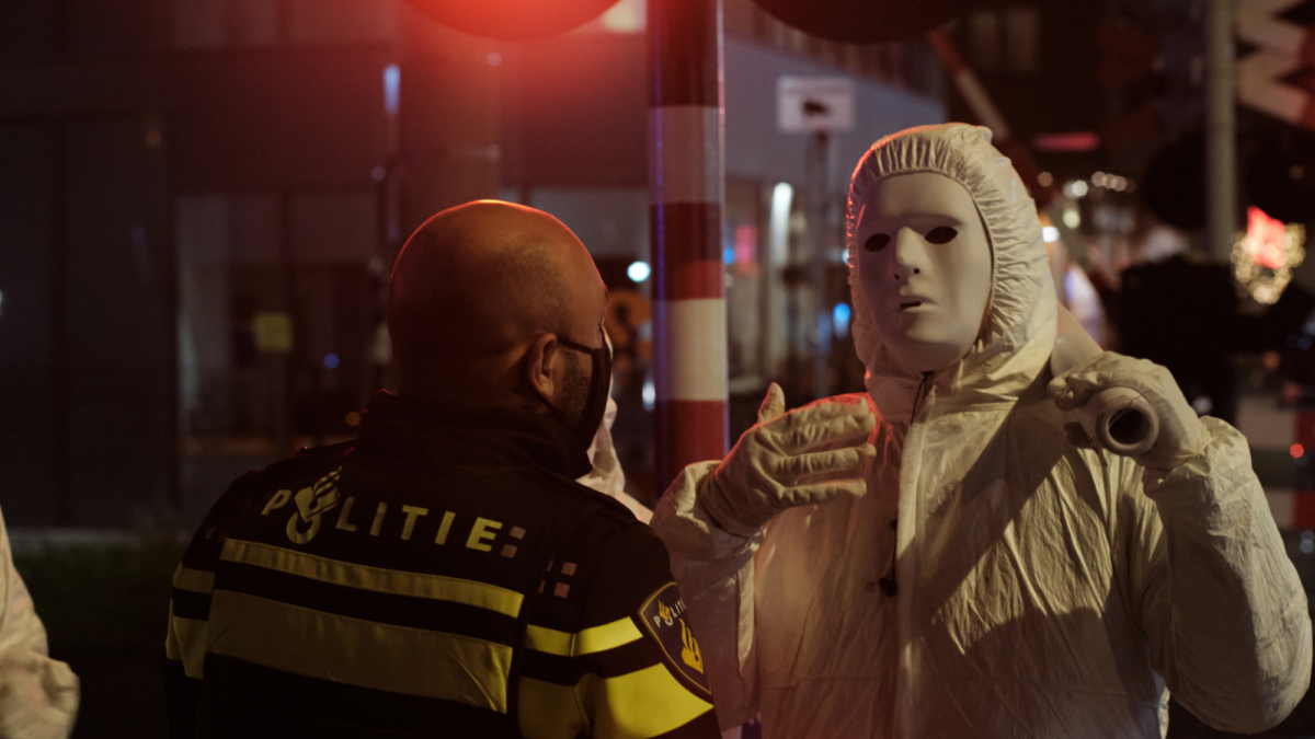 Corona-protest - demonstrant - politie - wit pak