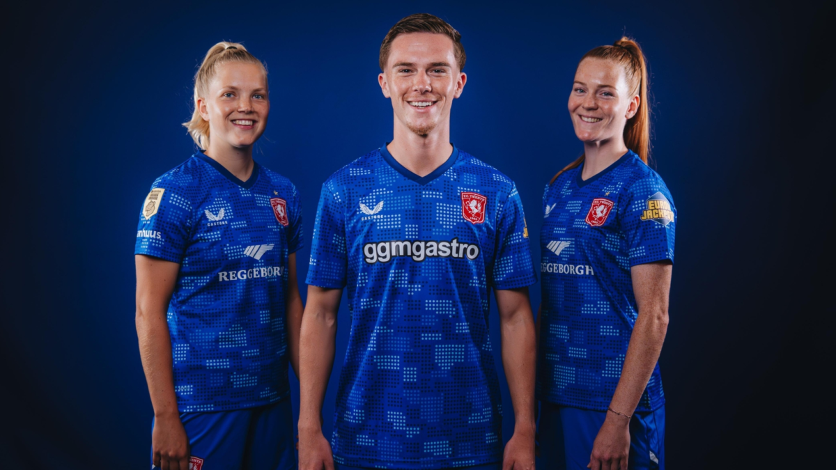 FC Twente met vrouwen uittenue FC Twente Media