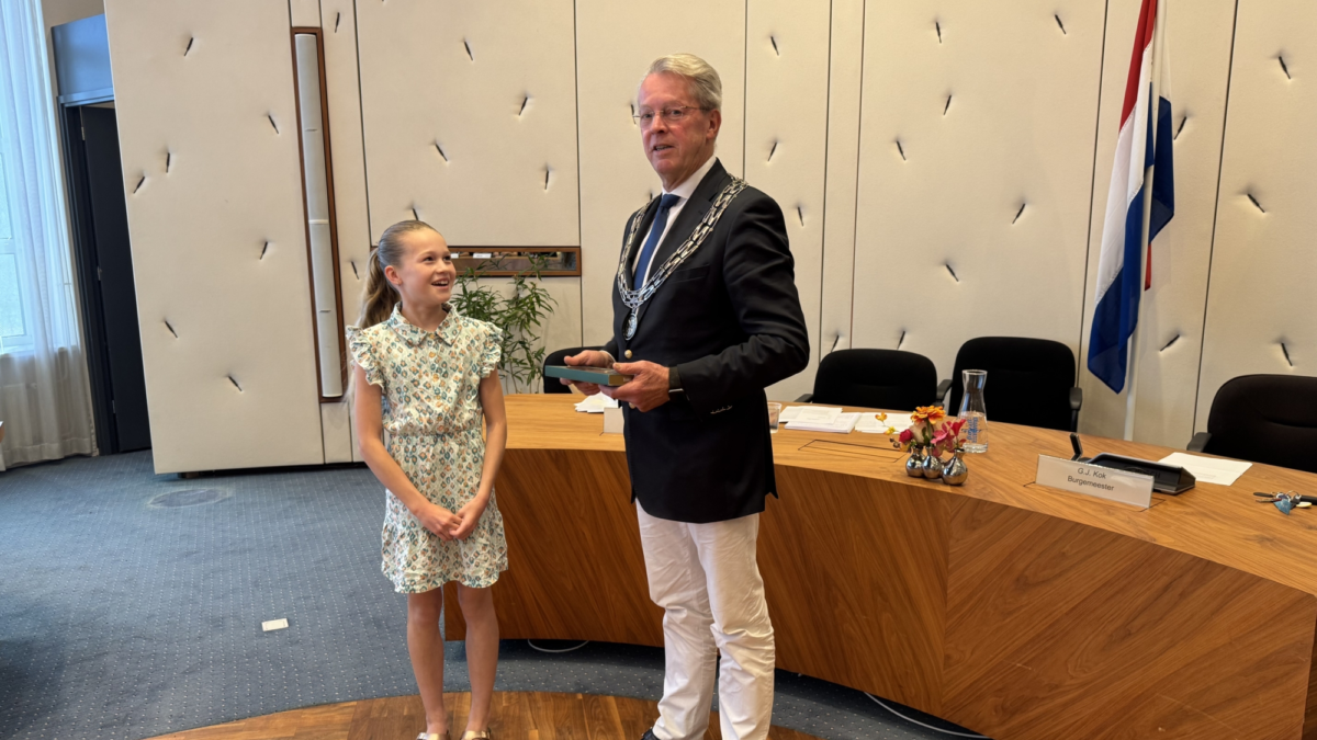 Kinderburgemeester Naomi en waarnemend burgemeester Gerrit Jan
