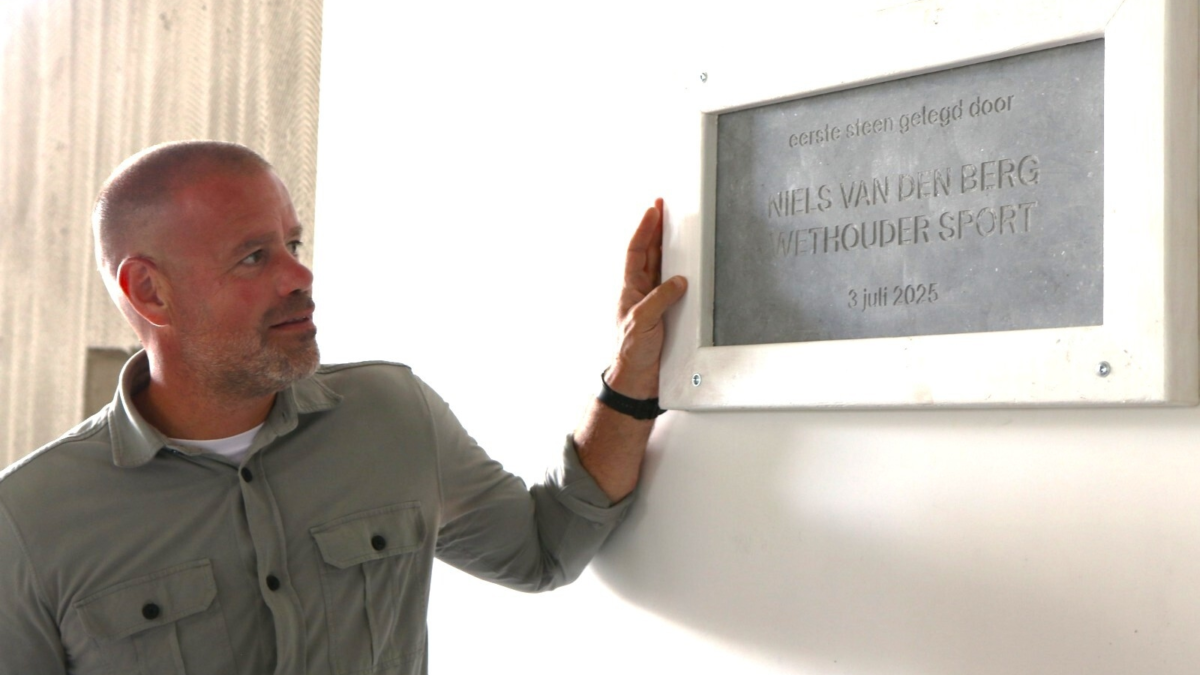 Niels van den Berg krijgt eerste steen Gemeente Enschede