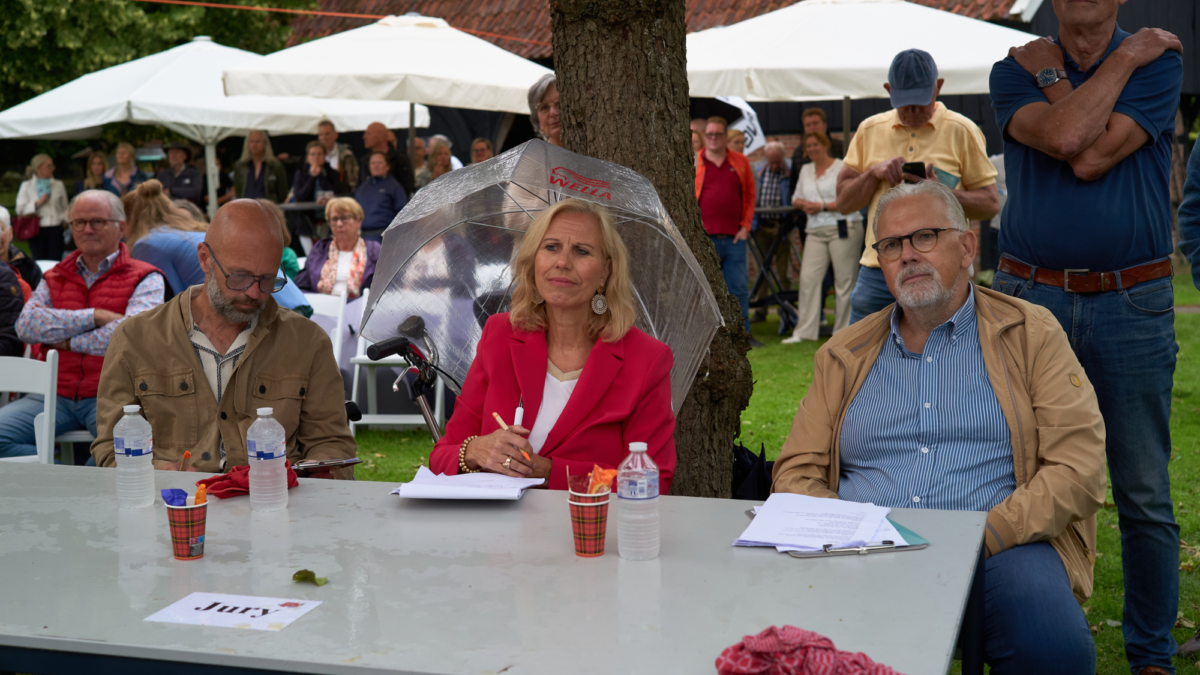 Twents Songfestival - jury - regen - paraplu - Wilfried Poorthuis