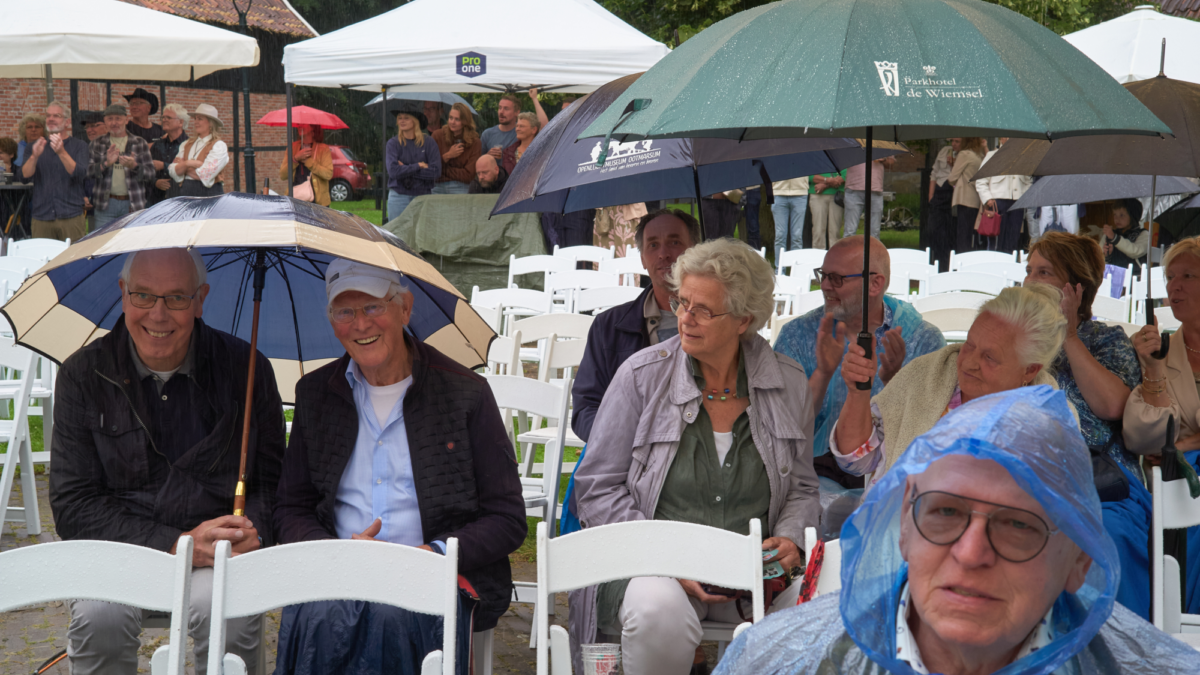 Twente Songfestival - regen - paraplu - poncho