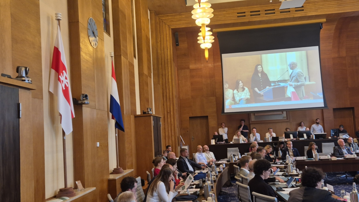 Vlaggen in de raadszaal in Enschede