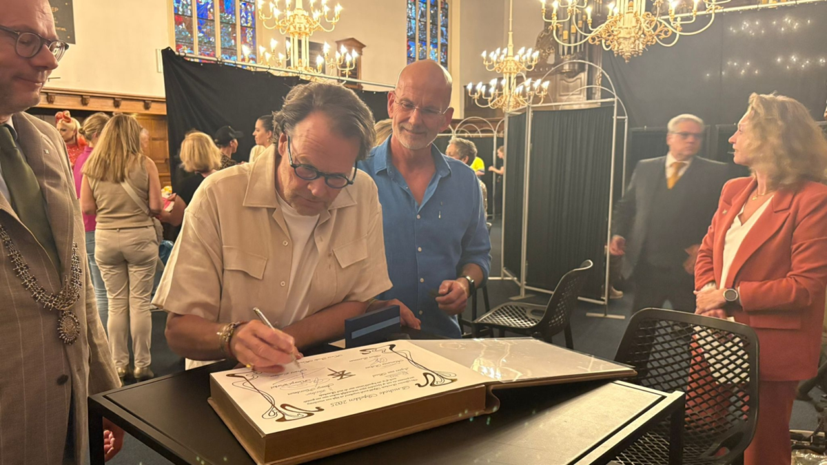 Eigenaren Bolke tekenen voor Enschede Penning Britt van Viegen