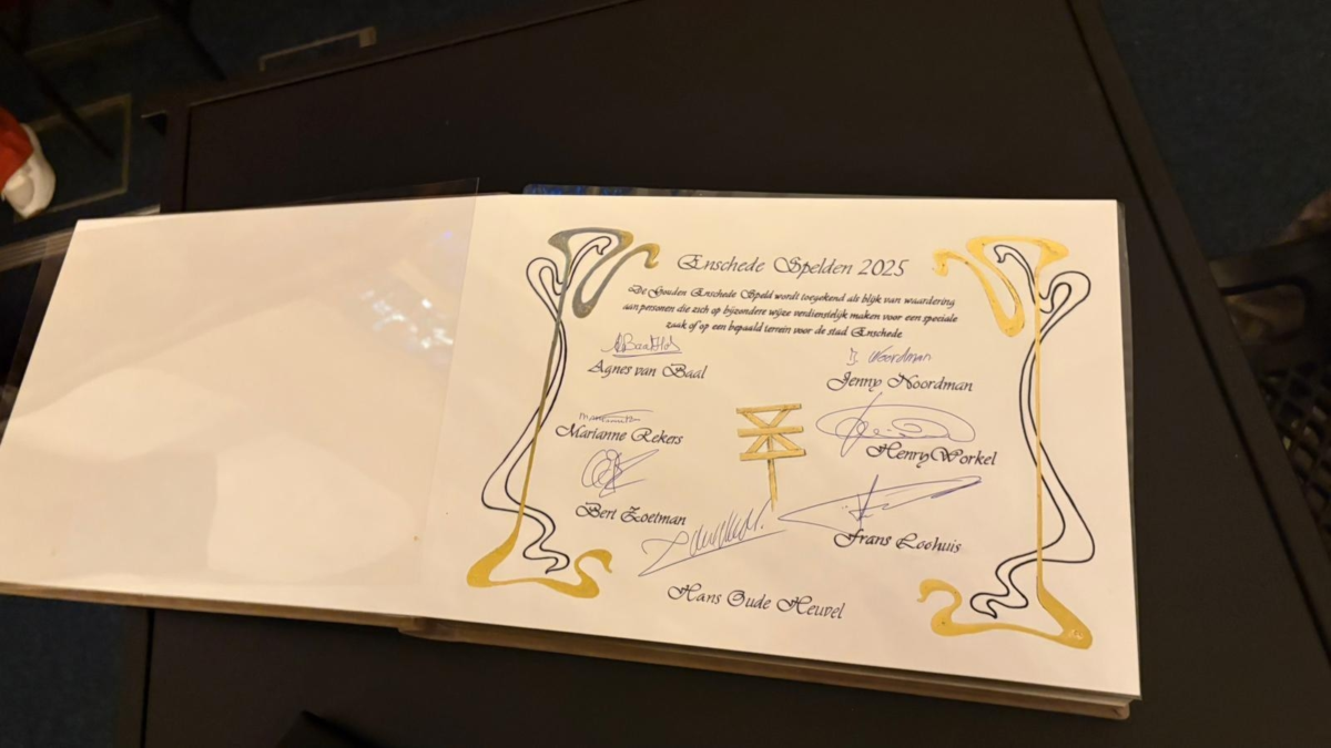 Enschede spelden boek voor eigenaren Bolke Britt van Viegen