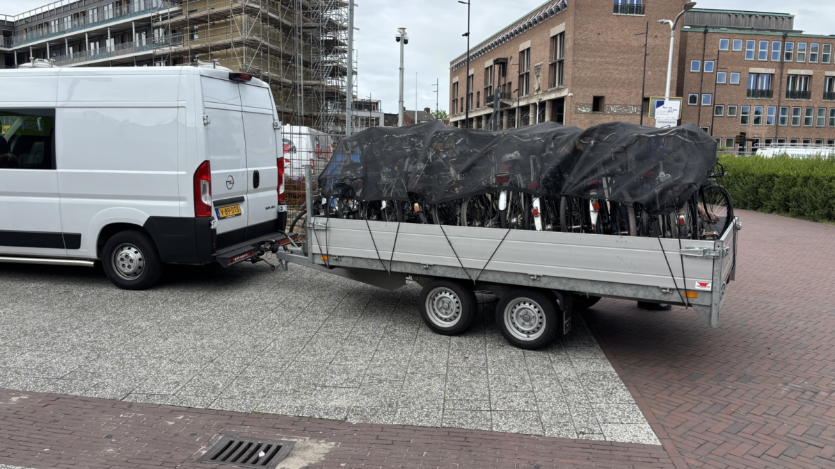 Hengelo weesfietsen fietswrakken aanhanger IMG 7938