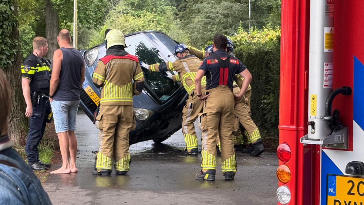 Auto over de kop in Almelo