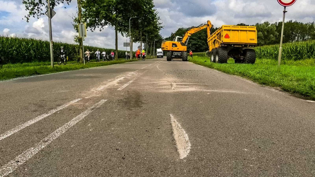 As van tractor breekt in Glanerbrug beschadiging weg 24072025 Dennis Bakker News United
