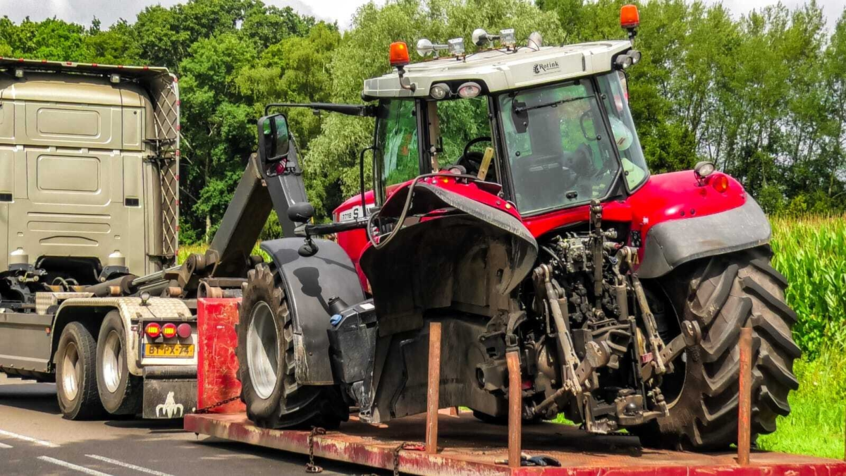 As van tractor breekt in Glanerbrug 24072025 Dennis Bakker News United