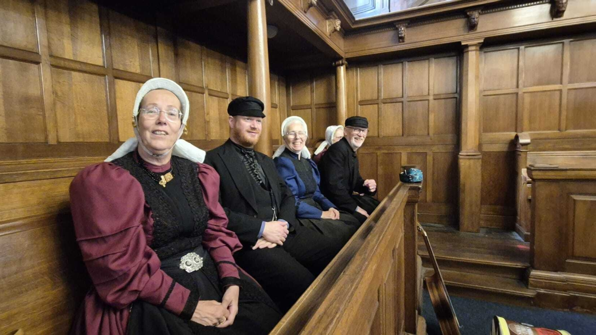 Mensen in kledendracht bij boekpresentatie Willy Berends