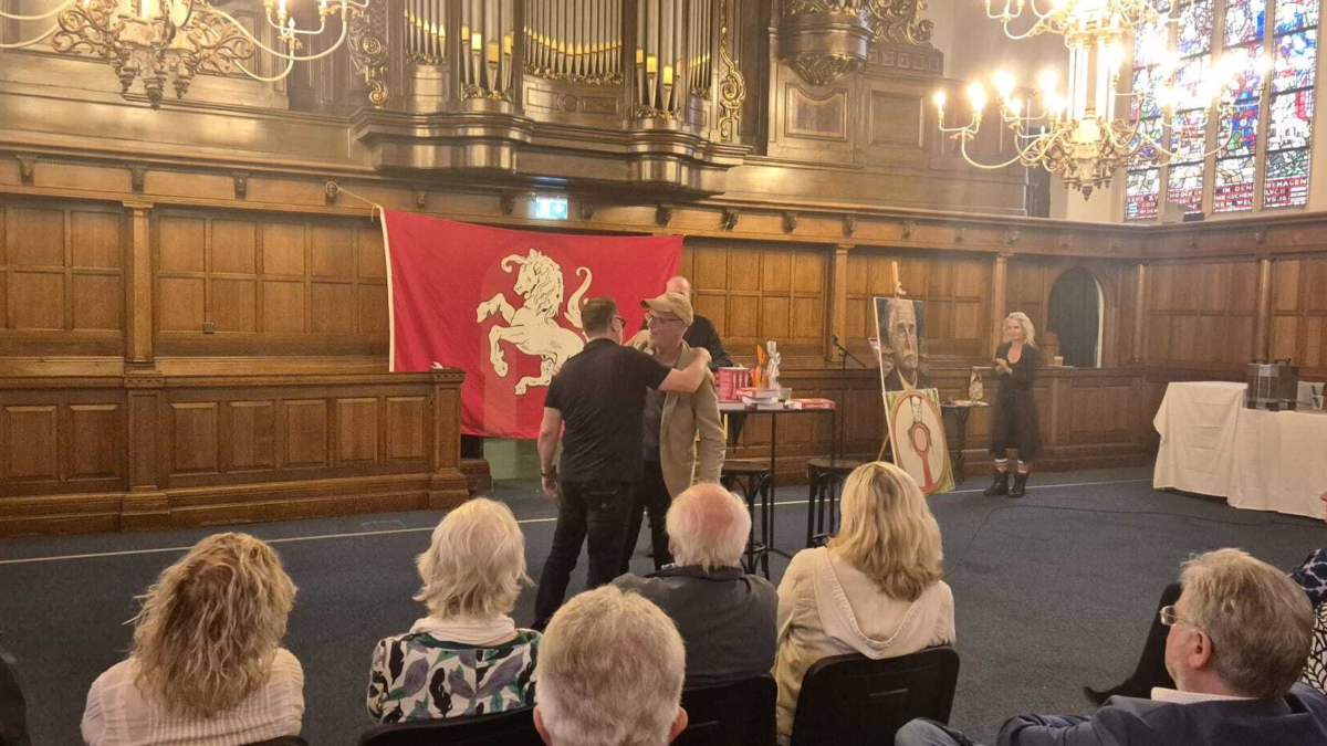 Manuel Sanches Torres neemt eerste exemplaar boek Willy in ontvangst