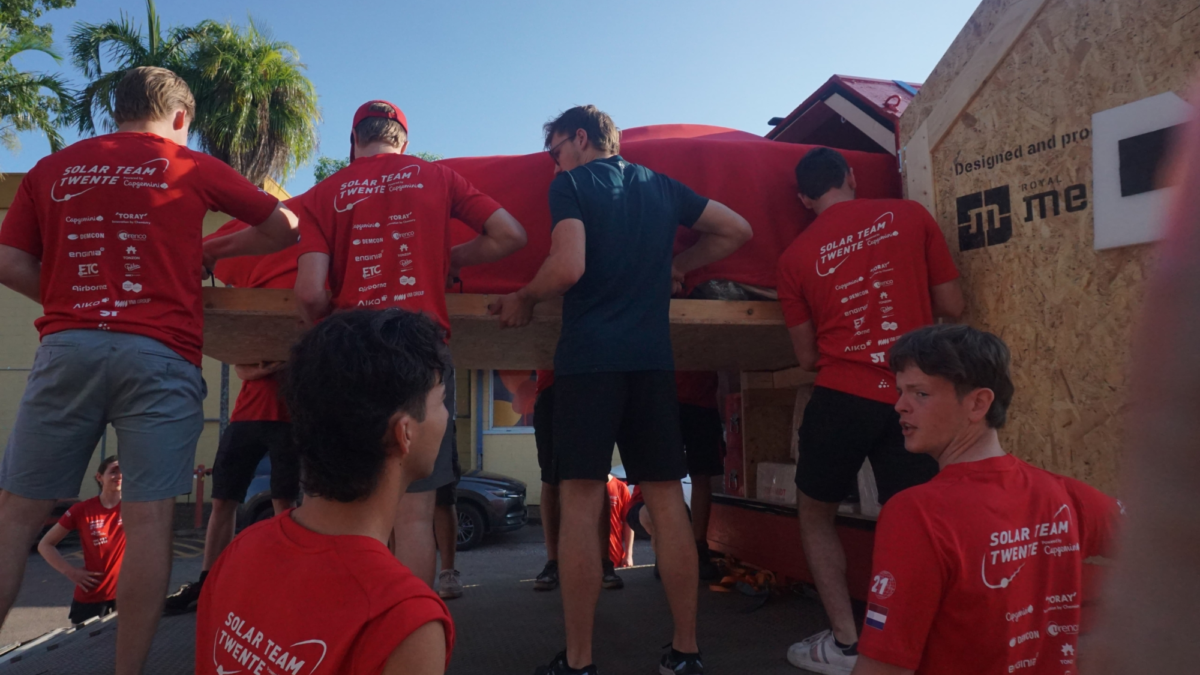 Uitpakken auto Solar Team Twente in Australie 3