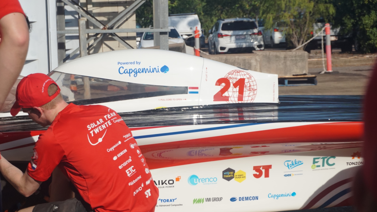 Uitpakken auto Solar Team Twente in Australie 2