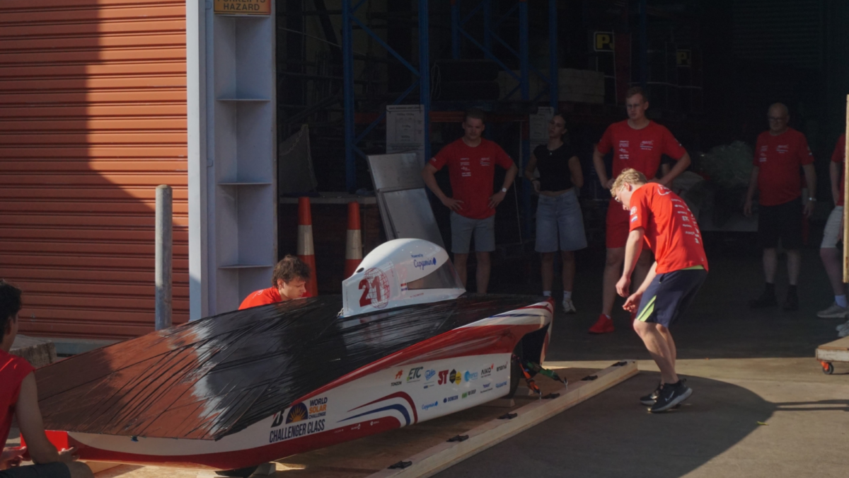 Uitpakken auto Solar Team Twente in Australie