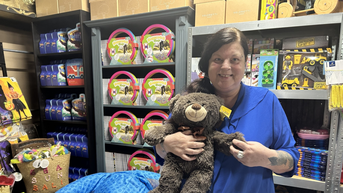 Dimmy Delfsema bij de speelgoedbank