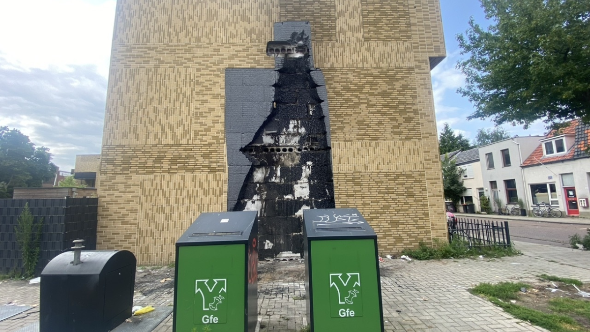 Afvalpunt met brandschade Dr Benthemstraat foto Niels Veurink