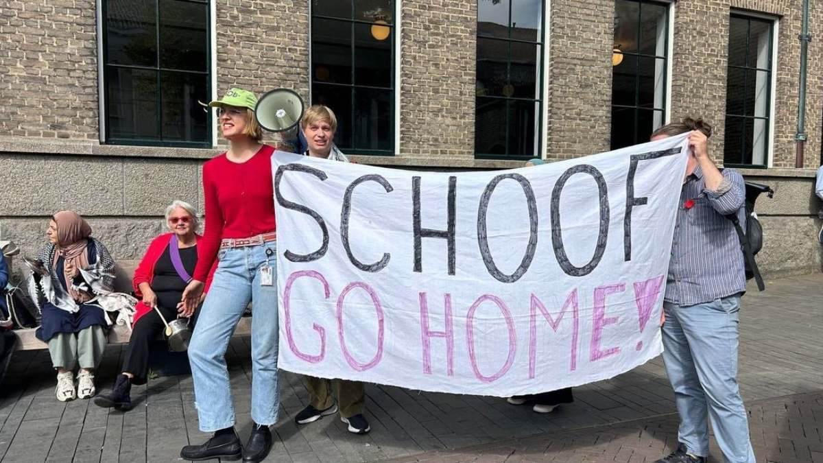 Protest bij het Stadskantoor RTV Oost