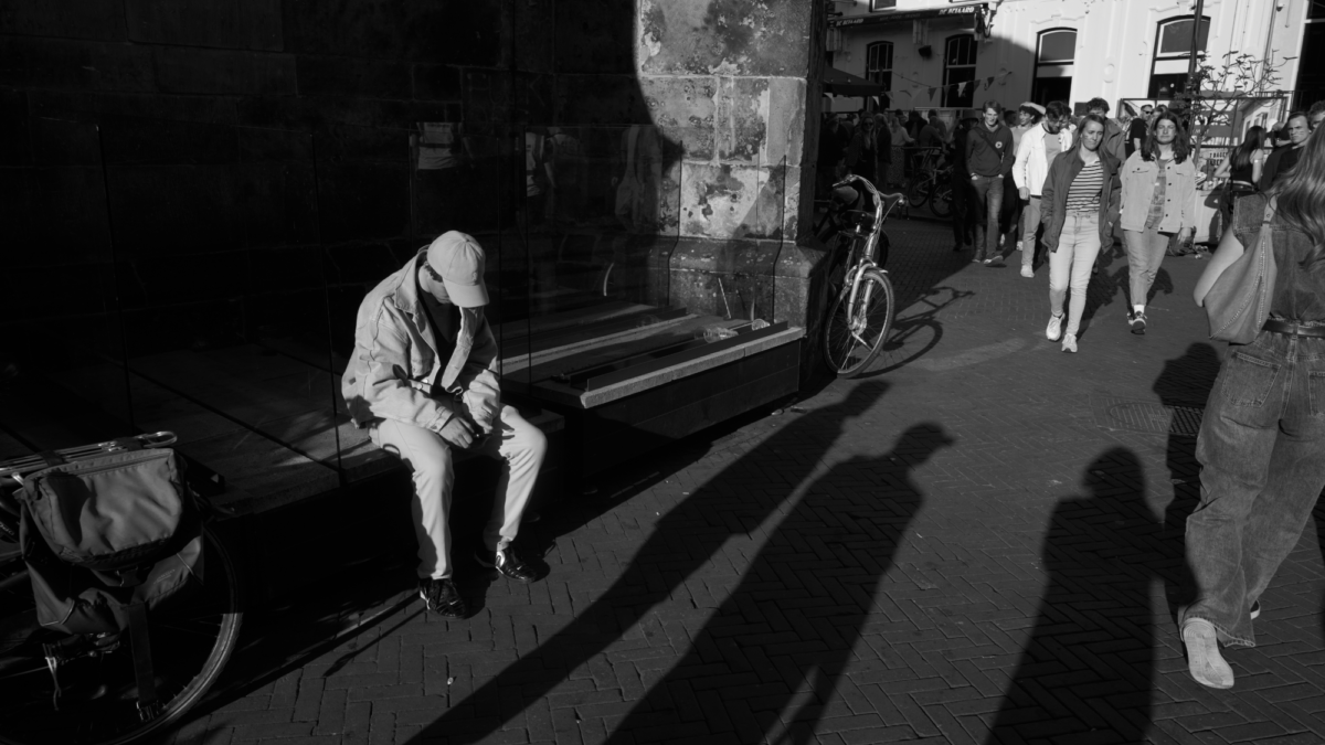Jongen - Grote Kerk - treurig - verdriet - alleen - eenzaam - dronken