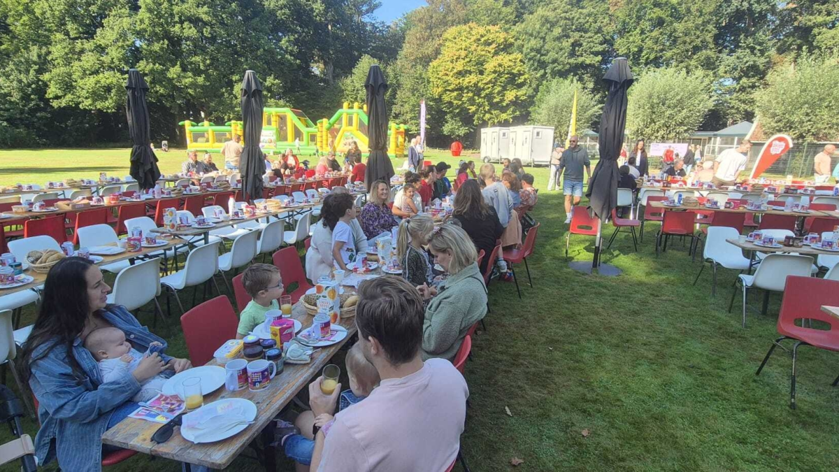 Iedereen zit samen te eten tijdens de brunch Enschede 7000