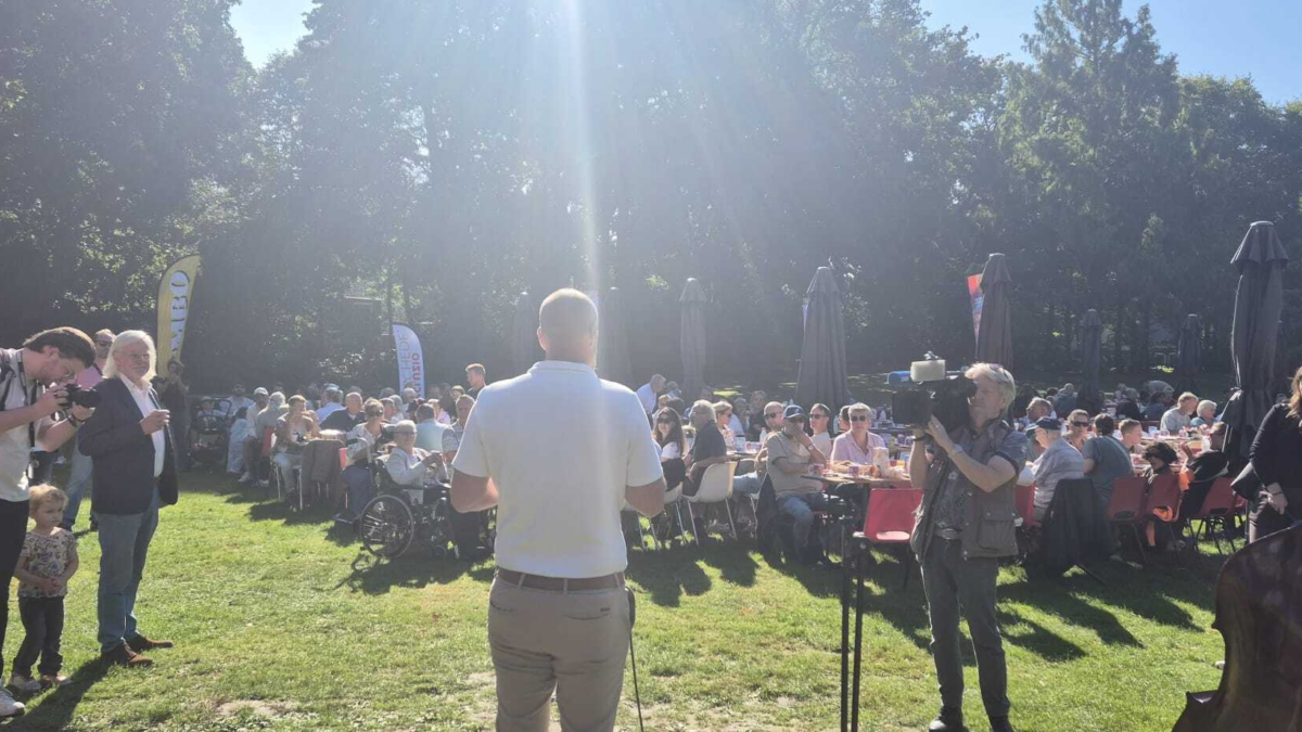 Niels van den Berg tijdens toespraak Enschede700