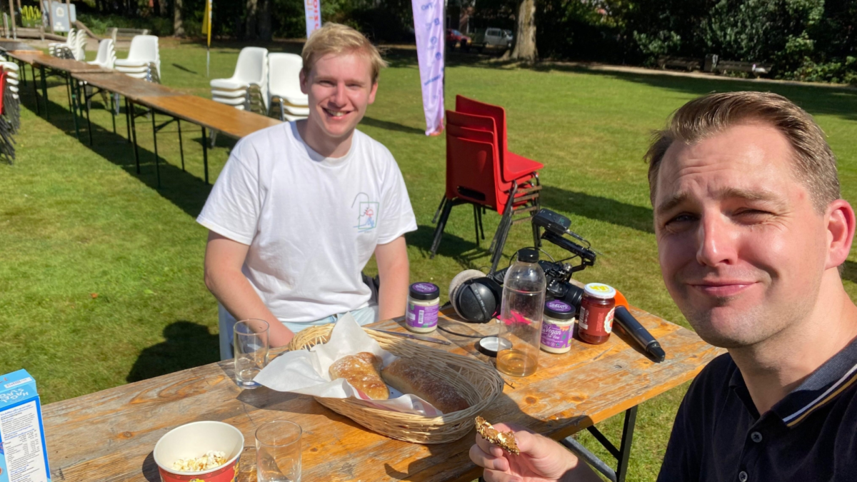Niels en Flemming eten een overheerlijk broodje Enschede700