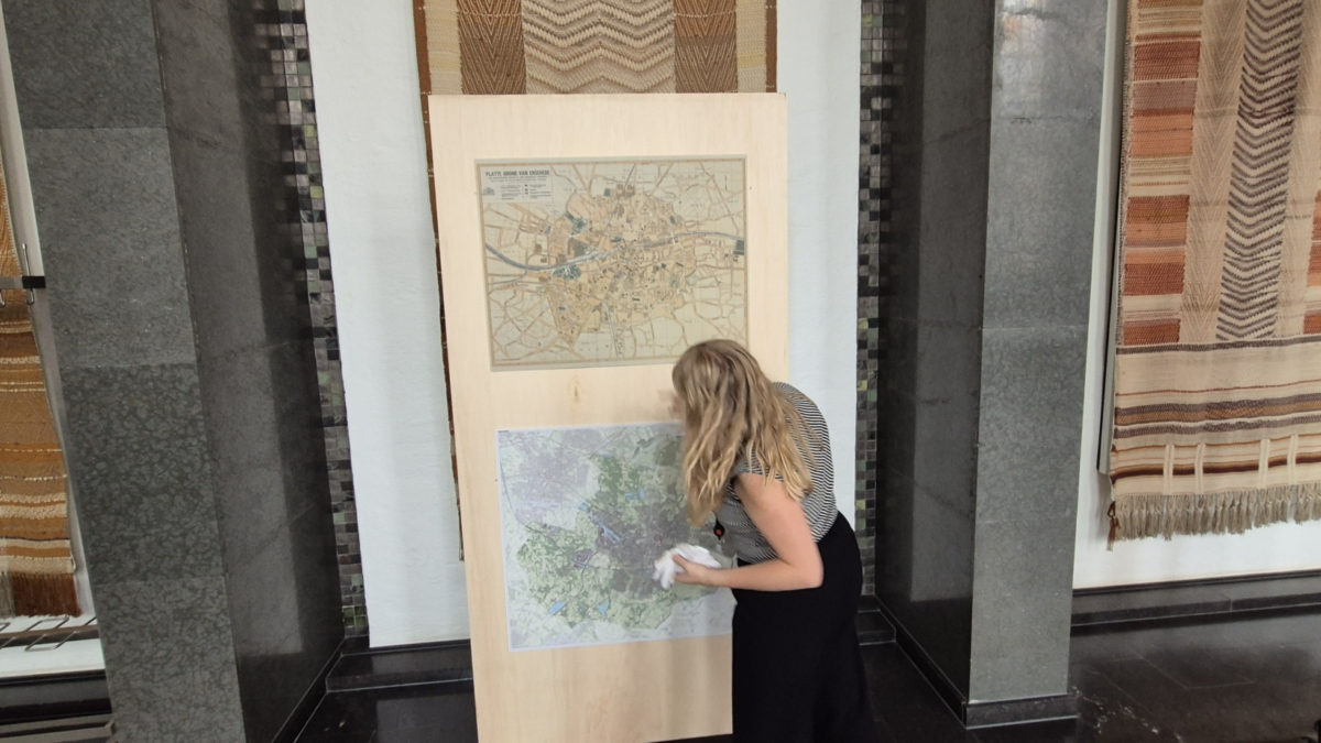 Meg Slot geeft uitleg bij oude en nieuwe stadskaarten van Enschede