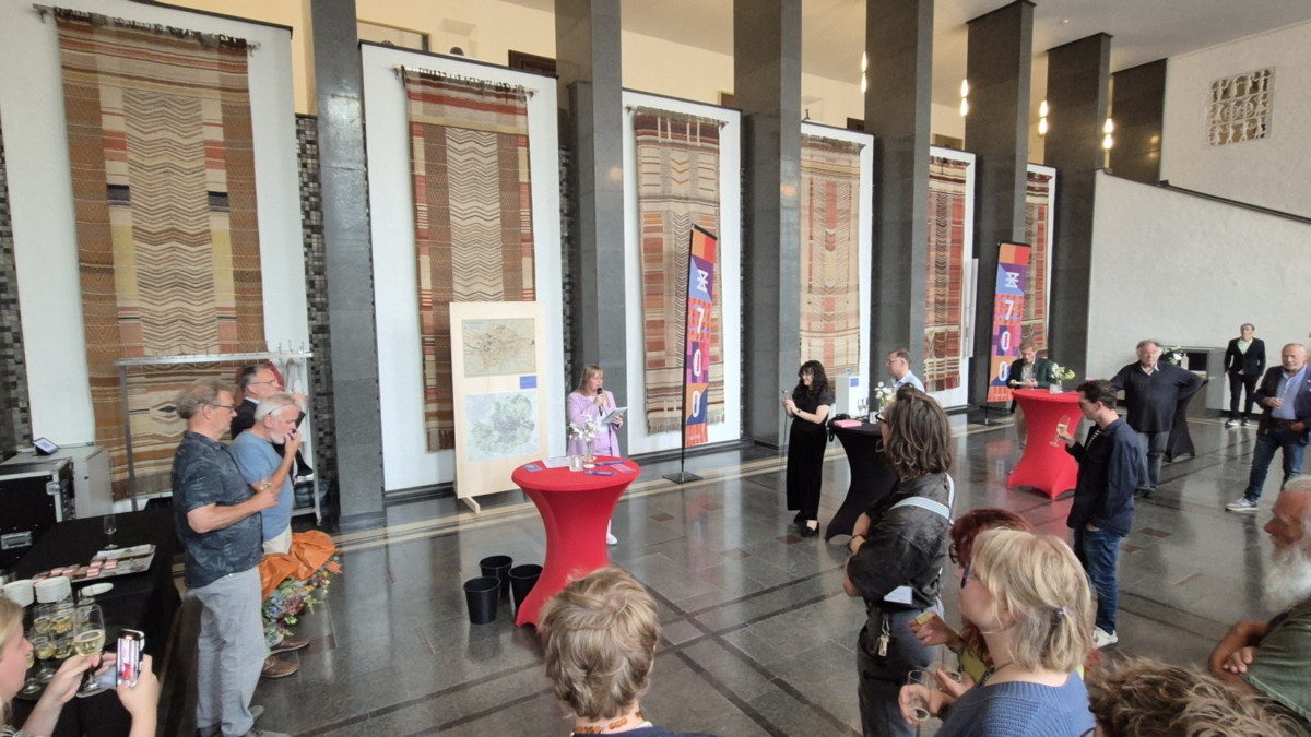 Vera Boertien leest gedicht voor bij opening tentoonstelling