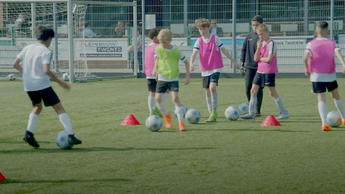 Voetballende jeugd in Enschede