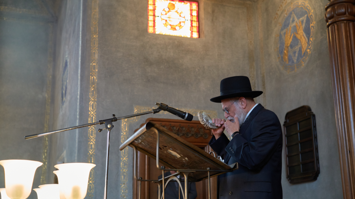 Biyomin Jacobs - rabbijn - sjofar - synagoge