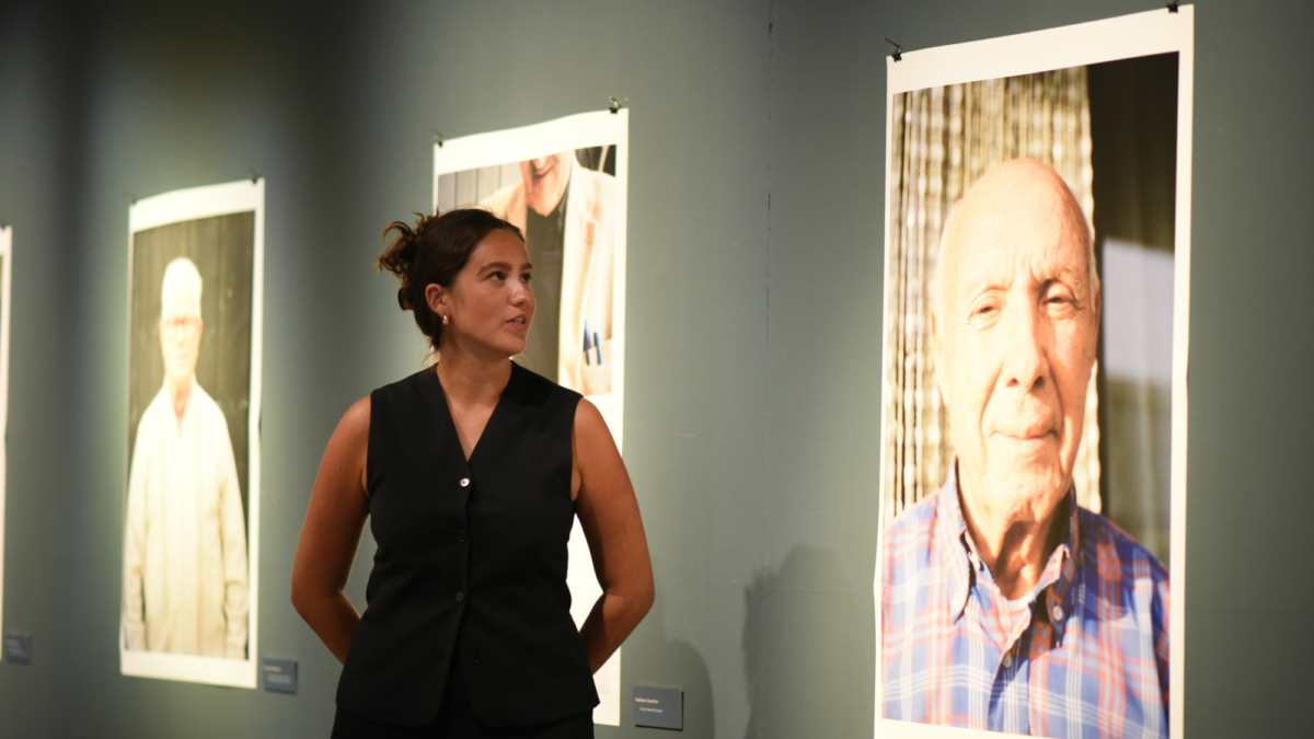 Olivia Tudor naast expositie Tussen Draad en Dromen