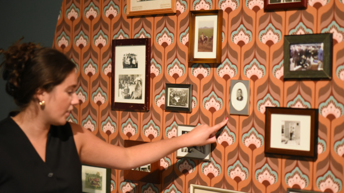 Olivia Tudor bij voorwerpen uit de expositie