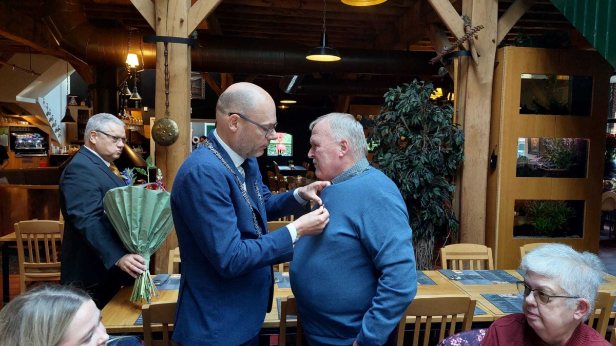 Fortuin krijgt lintje van Roelof Bleker