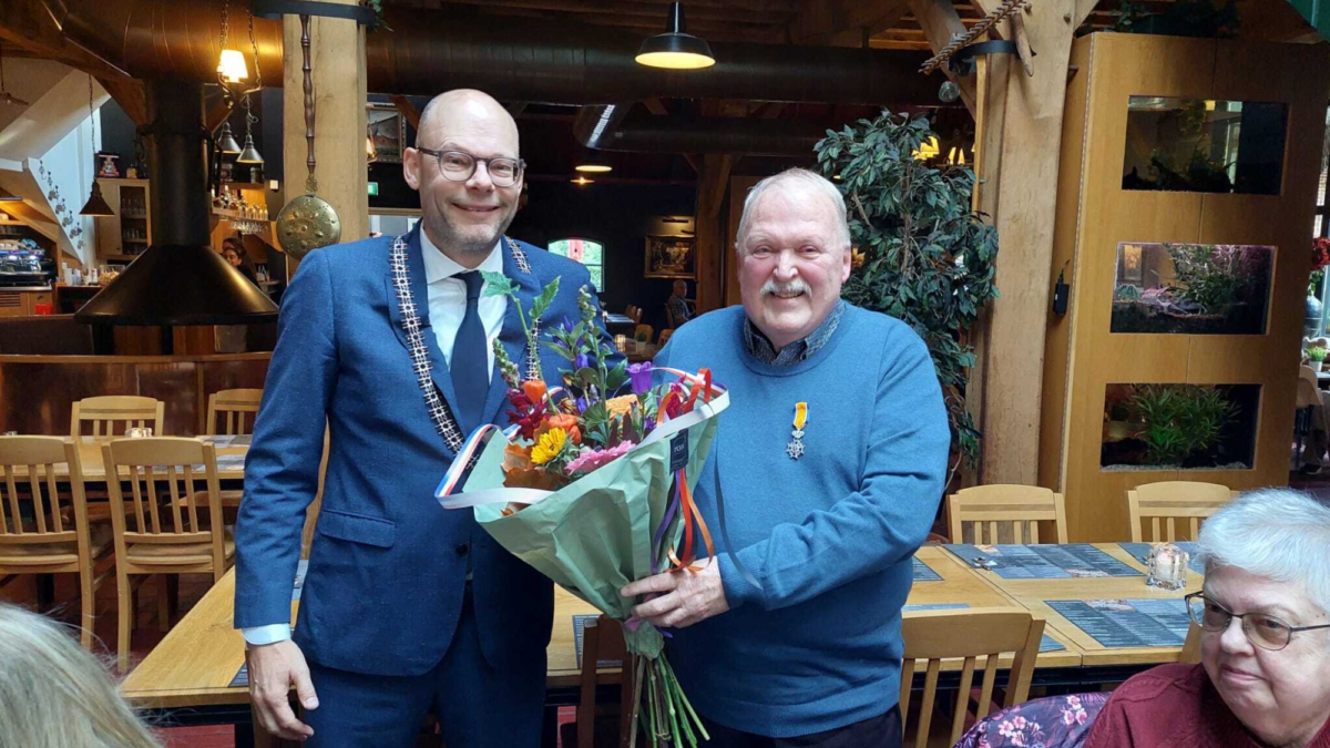 Fortuin krijgt lintje voor tijd bij Enschedese Zwembaden Gemeente Enschede